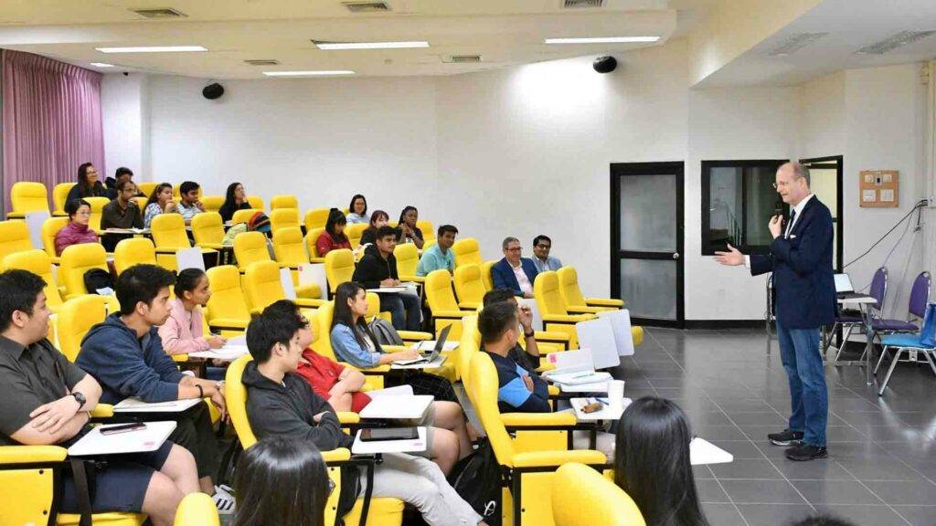 Thạc Sĩ Quản Lý EMBA - chương trình thạc sĩ Quản trị kinh doanh dành cho các nhà quản lý của trường SOM AIT tại Việt Nam tuyển sinh (MBA)