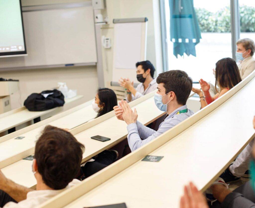 Nên học chương trình thạc sĩ điều hành cao cấp Executive MBA hay các khóa học CEO ngắn hạn?
