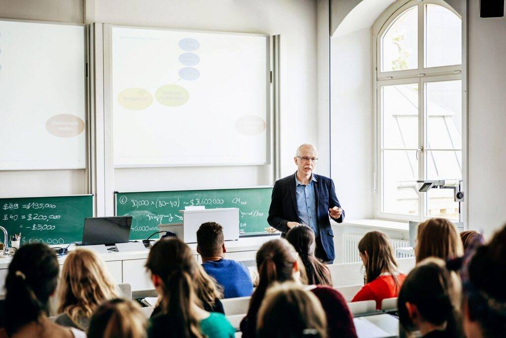  học chương trình thạc sĩ điều hành cao cấp Executive MBA hay các khóa học CEO ngắn hạn?
