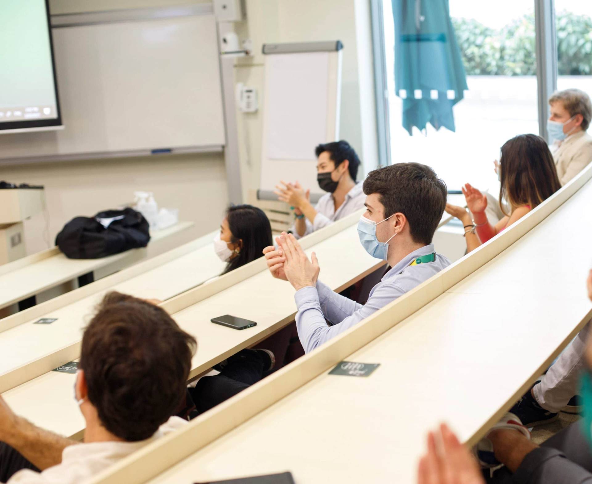 Chủ doanh nghiệp vừa và nhỏ có nên học EMBA?