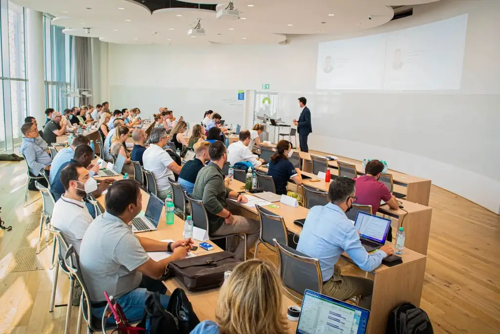 Học thạc sĩ EMBA chương trình quốc tế hay Việt Nam? 2 hoc thac si emba