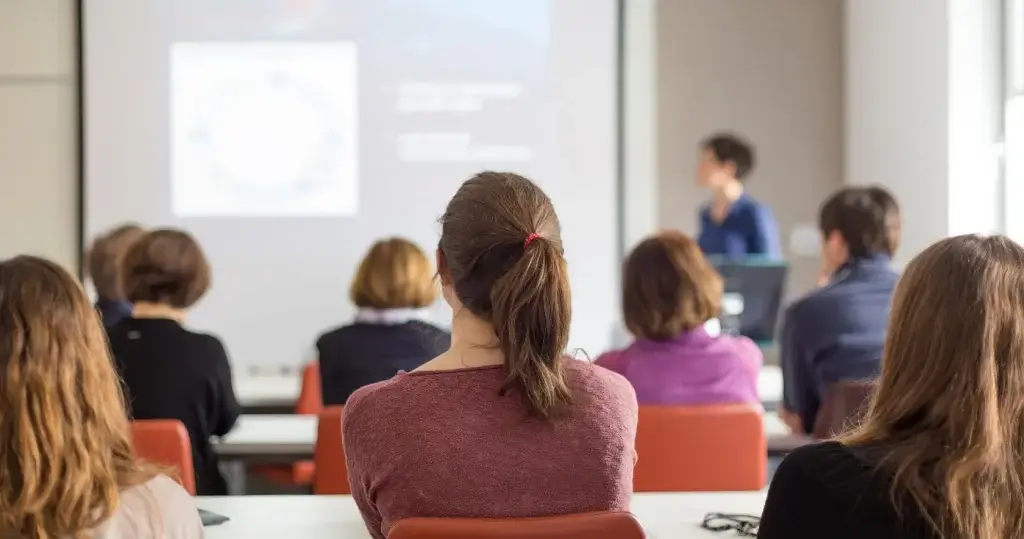 EMBA - Executive MBA là gì? Lợi ích, hạn chế, ai nên học EMBA 1 Executive MBA là gì