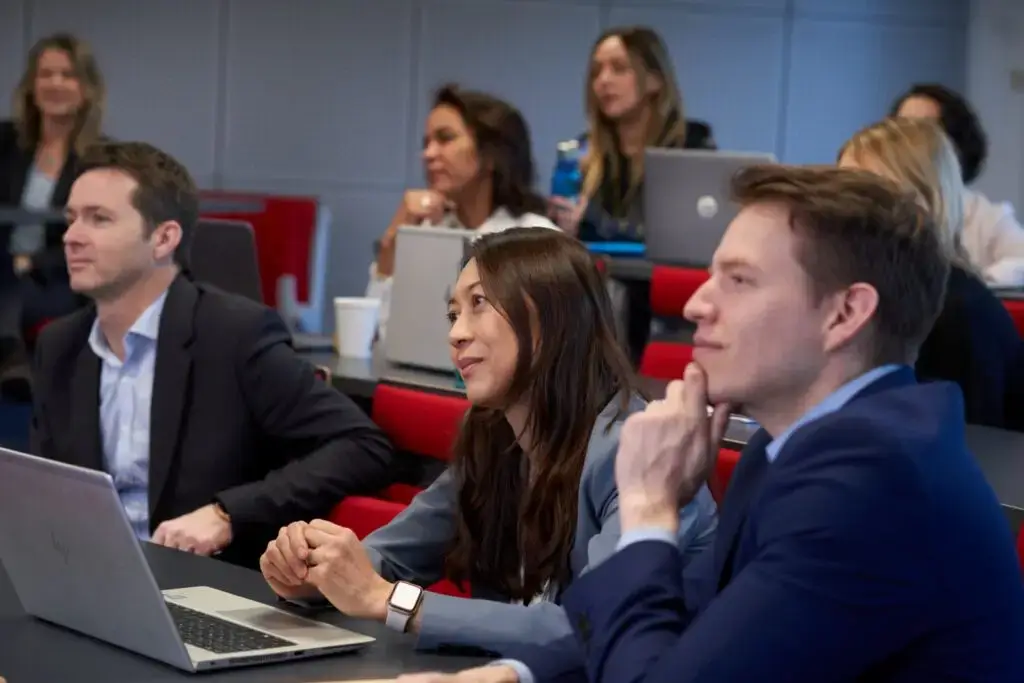 EMBA - Executive MBA là gì? Lợi ích, hạn chế, ai nên học EMBA 2 Executive MBA là gì